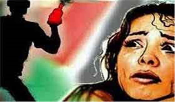 बदमाशों ने फेंका महिला पर तेजाब,  हालत गंभीर