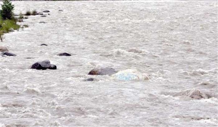  मध्यप्रदेश :नदी में फंसे एक युवक को निकाला, तीन लापता