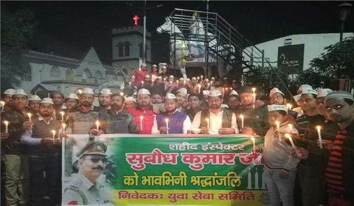 युवा सेवा समिति ने निकाला कैंडल मार्च