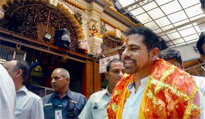 मोदी-मोदी नारे के बीच रॉबर्ट वाड्रा ने की मुंबई के मुंबादेवी मंदिर में पूजा-अर्चना मोदी-मोदी नारे के बीच रॉबर्ट वाड्रा ने की मुंबई के मुंबादेवी मंदिर में पूजा-अर्चना