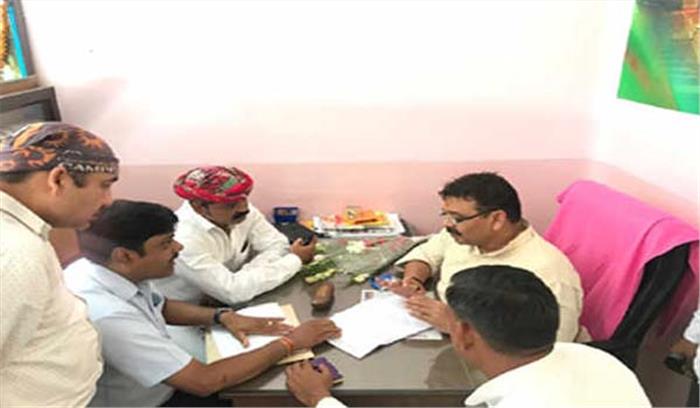 मोदी के संसदीय कार्यालय में ‘जनता दरबार’ लगा मंत्री ने सुनी समस्याएं