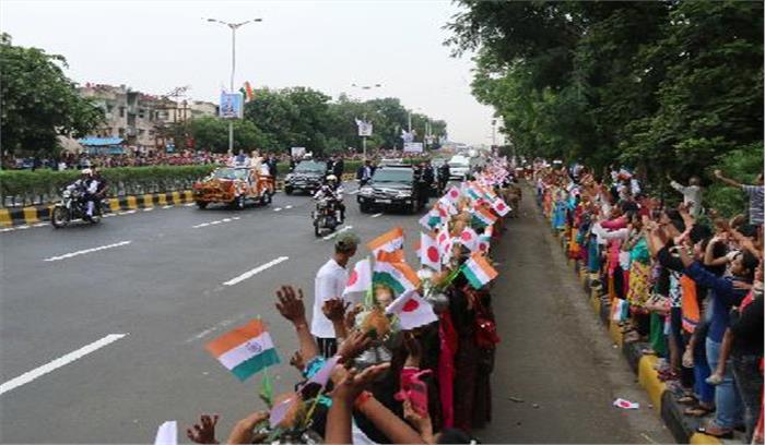 मोदी, आबे रोड शो में जनता ने दिखाई गर्मजोशी