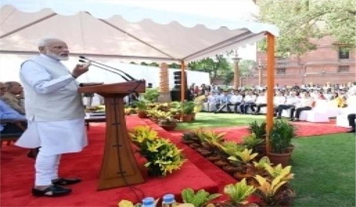 मोदी पीएमओ स्टाफ से मिले