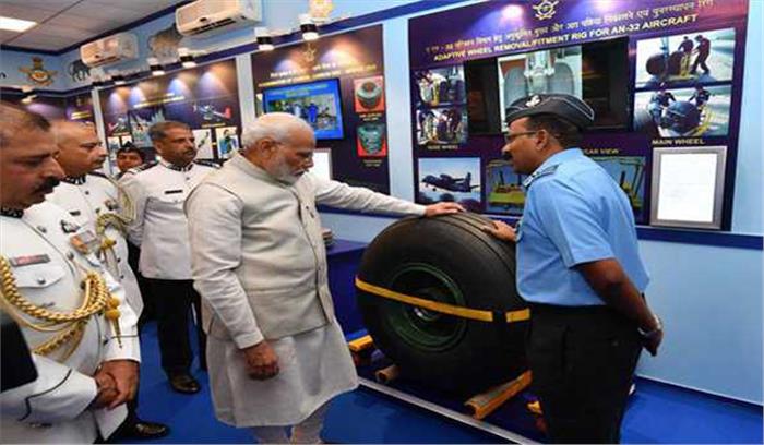 मोदी ने किया वायुसेना की प्रदर्शनी का अवलोकन