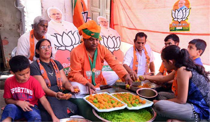 मोदी समर्थकों ने तैयार किए भाजपा के रंग वाले लड्डू