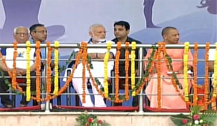 तेज बारिश में मोदी ने किया योग, बोले - जीरो कॉस्ट हेल्थ इंश्योरेंस है योग तेज बारिश में मोदी ने किया योग, बोले - जीरो कॉस्ट हेल्थ इंश्योरेंस है योग