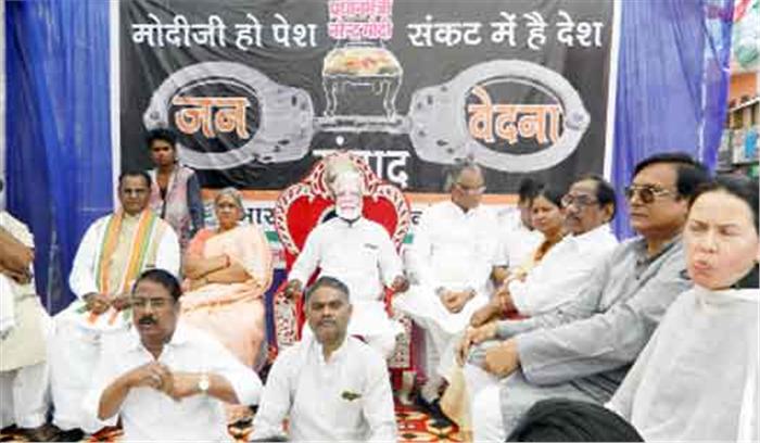 मोदी का मुखौटा पहनाकर सवालों की बौछार