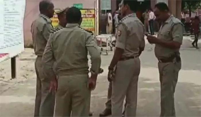 कपड़ा मिल में भारी पुलिस बल तैनात