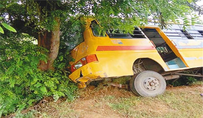 मोडिश स्कूल की बस पेड़ से टकराई 