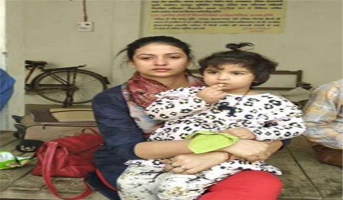 शमी की पत्नी हसीन जहां पुलिस सुरक्षा में पहुंची अपने ससुराल शमी की पत्नी हसीन जहां पुलिस सुरक्षा में पहुंची अपने ससुराल