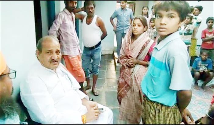 लोकसुराज अभियान में प्रभारी मंत्री पहुंचे ग्राम छैलडोंगरी व खड़मा लोकसुराज अभियान में प्रभारी मंत्री पहुंचे ग्राम छैलडोंगरी व खड़मा