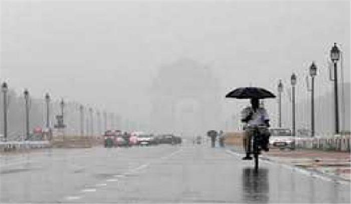 दिल्ली में बारिश से मौसम में हुई ठंडक