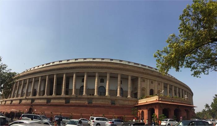 मानसून सत्र शुरू होते ही लोकसभा में विपक्ष का हंगामा