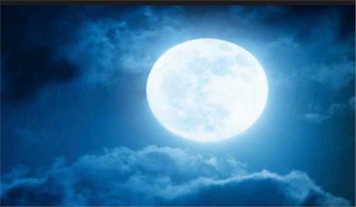 चांद की एक प्रतिकृति ब्रिटिश काउंसिल की इमारत में लगाई गई