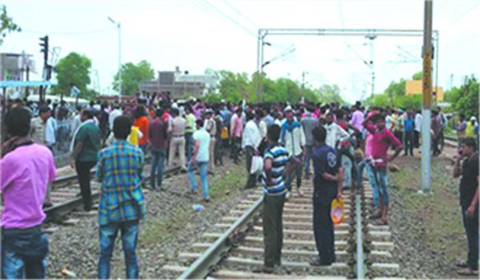 मूंग व तुअर की तुलाई न होने से भड़के किसान, रेल पटरियों पर उतरे