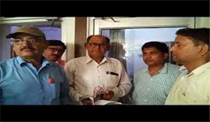 मुरादाबाद में रिश्वत लेते लेखपाल रंगेहाथ गिरफ्तार