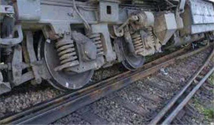 मुरादाबाद में डबल डेकर ट्रेन हुयी बेपटरी,कोई हताहत नहीं मुरादाबाद में डबल डेकर ट्रेन हुयी बेपटरी,कोई हताहत नहीं