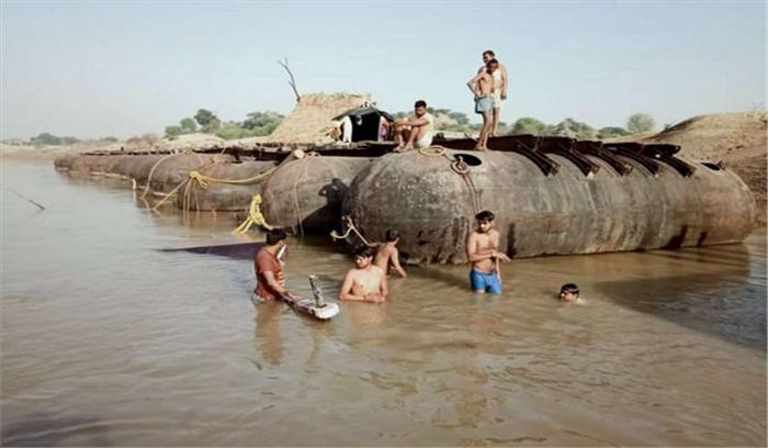 स्टीमर चंबल नदी में अचानक डूबा, उस पर सो रहे कर्मचारियों ने कूंदकर बचाई जान