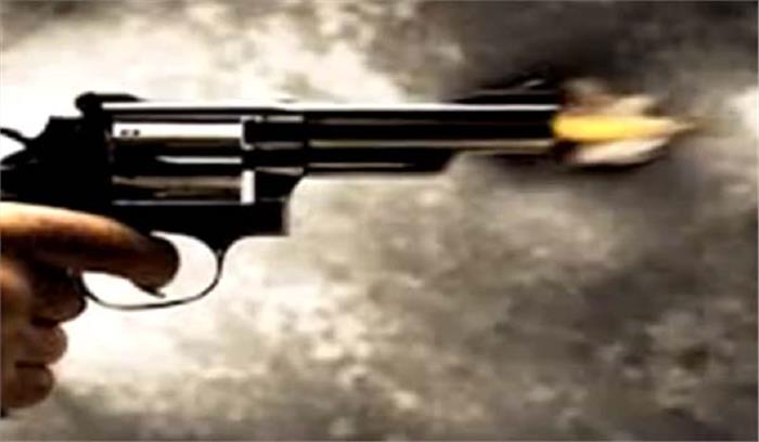 वन कर्मचारियों पर फायरिंग कर लाठी डंडों से हमला