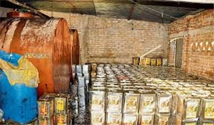 भारी मात्रा में सरसों का नकली तेल जब्त