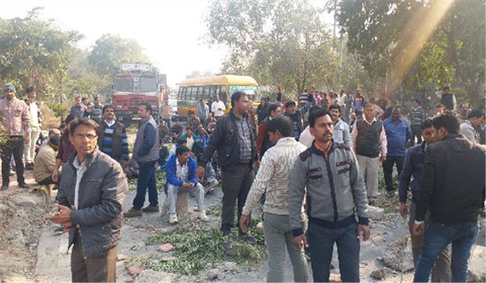 वेतन न मिलने पर मोजर बियर के कर्मचारियों ने किया प्रदर्शन