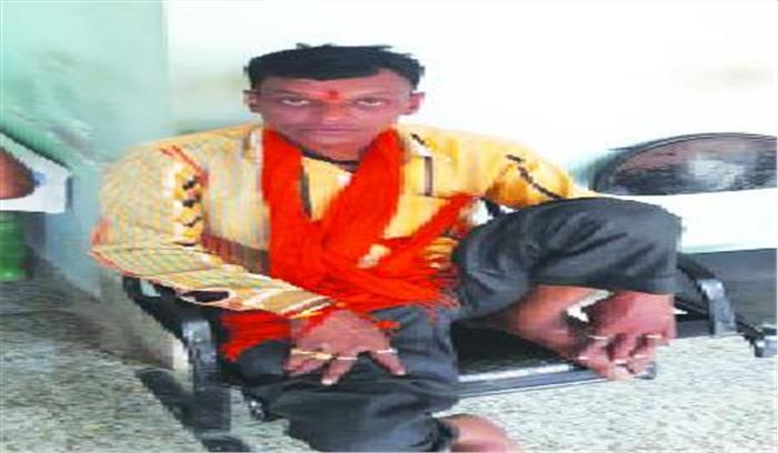 दिनदहाड़े मूर्ति से मुकुट चोरी करते पकड़ा गया