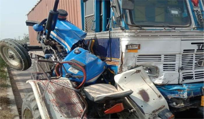 ट्रक और ट्रैक्टर की टक्कर में दो की मौत, चार घायल ट्रक और ट्रैक्टर की टक्कर में दो की मौत, चार घायल