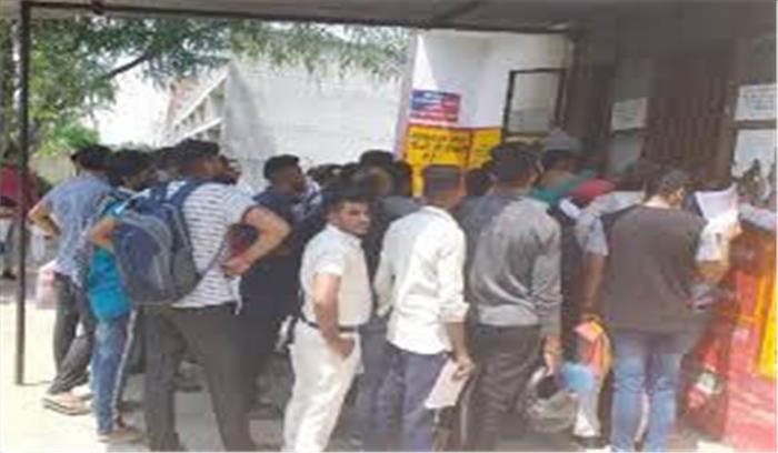 ड्राइविंग लाइसेंस बनवाने वालों की लाइन लगी