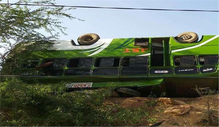 मध्यप्रदेश :बस पलटने से दस यात्री घायल, चार गंभीर मध्यप्रदेश :बस पलटने से दस यात्री घायल, चार गंभीर