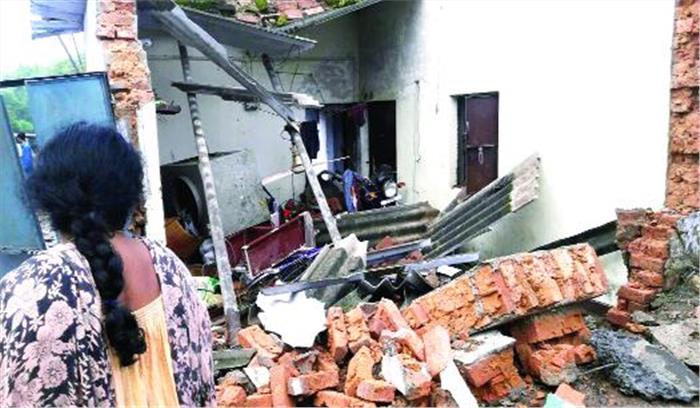 भरभराकर गिरी पानी टंकी,कई वाहन और पशु आए चपेट में