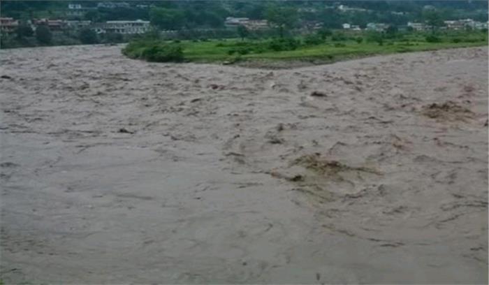 पहाड़ों पर मूसलाधार बारिश से तराई क्षेत्र की सभी नदियां उफान पर