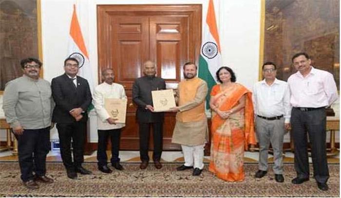 राष्ट्रपिता के चित्रों का एलबम राष्ट्रपति को भेंट किया