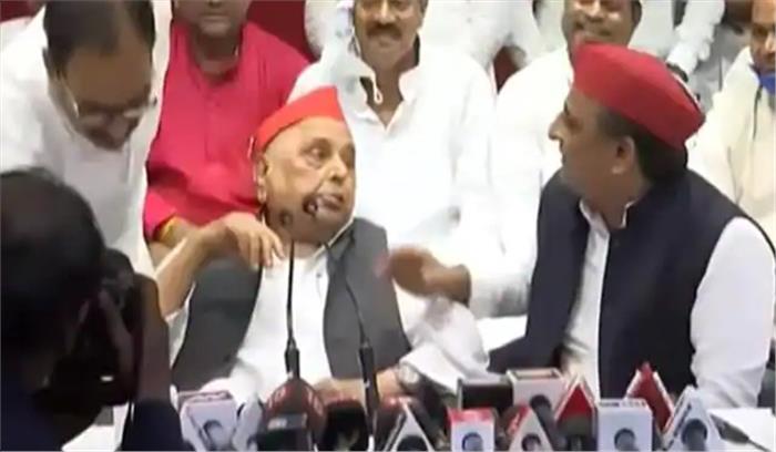 मुलायम सिंह पहुंचे अचानक सपा मुख्यालय, कार्यकर्ताओं को दिया जीत का मंत्र