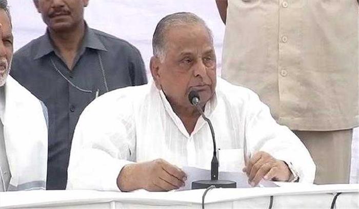 मुलायम ने मोदी और योगी सरकार पर साधा निशाना