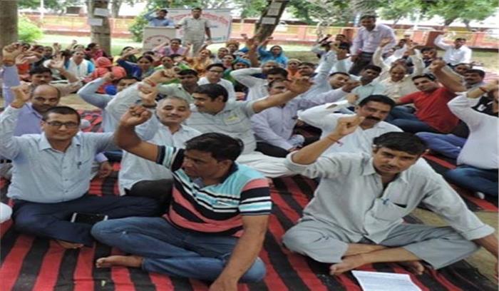 एमपीएचडब्ल्यू एसोसिएशन की तीसरे दिन भी हड़ताल जारी