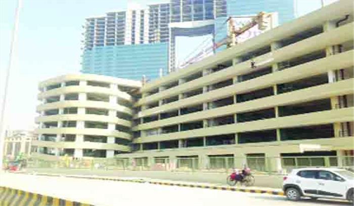 अवैध वसूली के चलते बहुमंजिला पार्किंग बंद