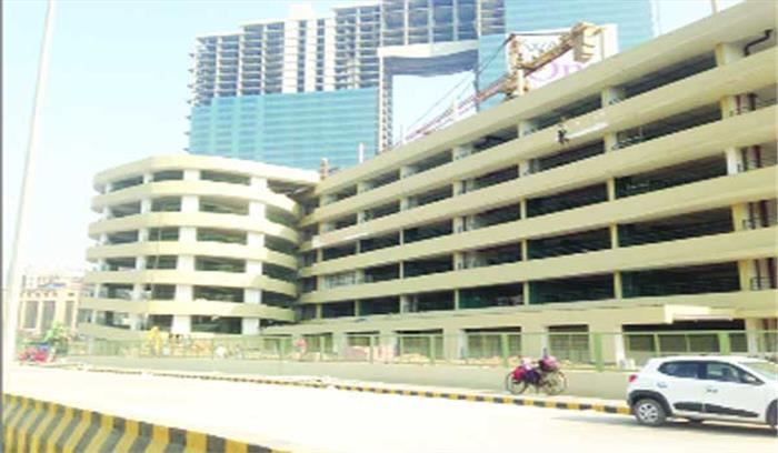 सेक्टर-18 की सड़कों को पार्किंग से दिलाया जाए छुटकारा