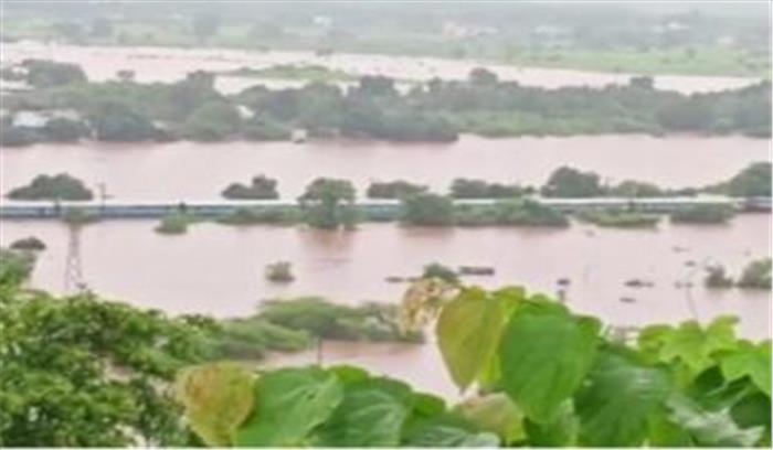 मुंबई की बारिश में फंसी ट्रेन, भेजे गए वायुसेना के हेलीकॉप्टर