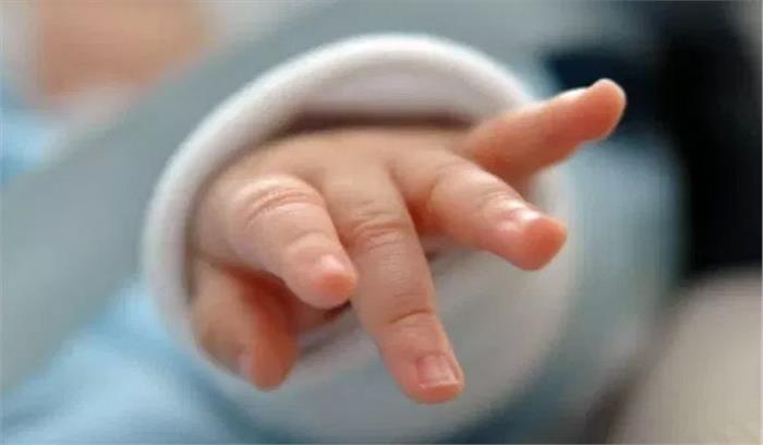 मुंबई-विशाखापत्तनम एक्सप्रेस में महिला ने जुड़वां बच्चों को जन्म दिया​​​​​​​