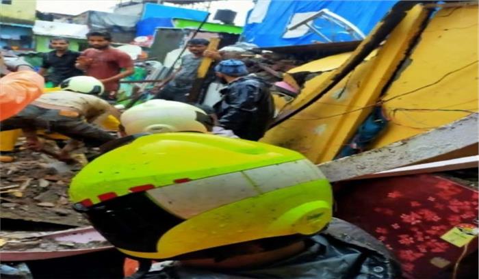 मुंबई में 2 इमारतें ढहीं, 4 लोगों की मौत मुंबई में 2 इमारतें ढहीं, 4 लोगों की मौत