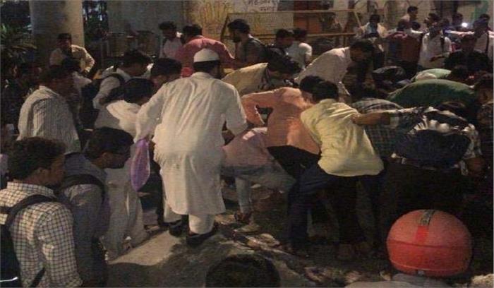 मुंबई में सीएसटी रेलवे स्टेशन के पास फुटओवर ब्रिज गिरा, कई घायल