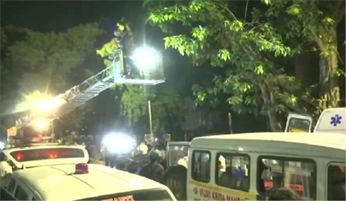 मुंबई के सनराइज अस्पताल में लगी आग, 2 लोगों की मौत, बचाव कार्य जारी