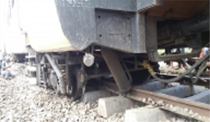 महाराष्ट्र में बेपटरी हुई ट्रेन, कोई हताहत नहीं महाराष्ट्र में बेपटरी हुई ट्रेन, कोई हताहत नहीं