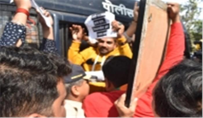 मुंबई पुलिस ने प्रदर्शनकारियों को गेटवे से हटाकर आजाद मैदान भेजा