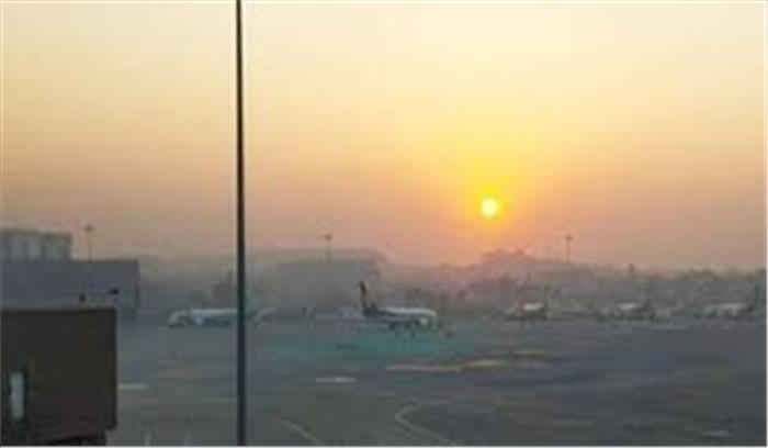 मुंबई हवाई अड्डे पर आईएएफ का विमान रनवे की सीमा से आगे निकला