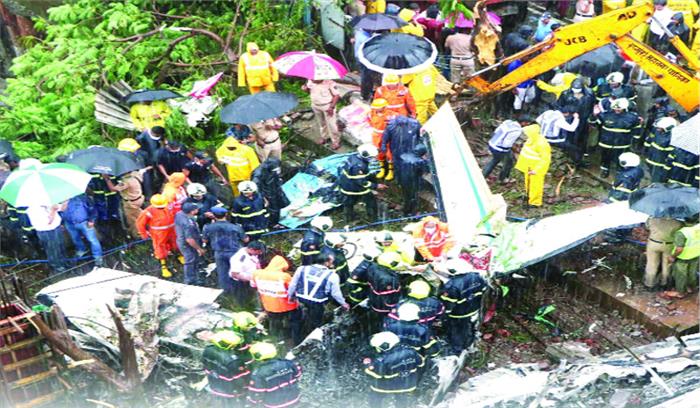 मुंबई में विमान दुर्घटनाग्रस्त, पांच की मौत