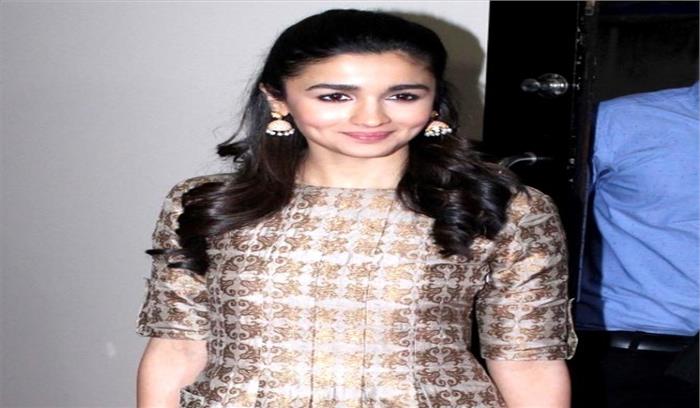 रणबीर से अपने रिश्ते की बात पर शर्माती हैं आलिया