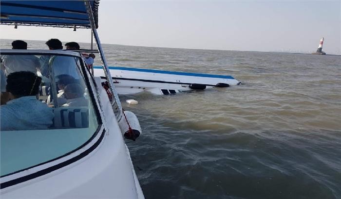 महाराष्ट्र : 40 मीडियाकर्मियों वाली नाव पलटी, 1 लापता