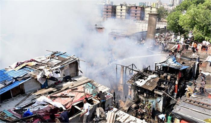 मुंबई : सैकड़ों झुग्गियों में लगी आग मुंबई : सैकड़ों झुग्गियों में लगी आग