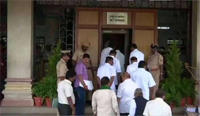 बागी कर्नाटक विधायकों ने फिर लिखा पुलिस को पत्र, कहा- कांग्रेसी नेताओं से खतरा